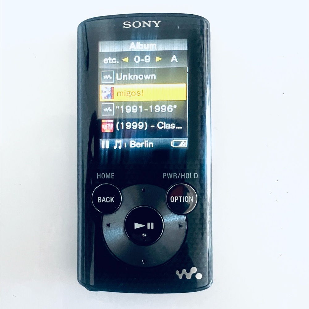 Sony Walkman NWZ-E384 Portable Media Player with Black Accessories 95% The New - Picture 5 of 8